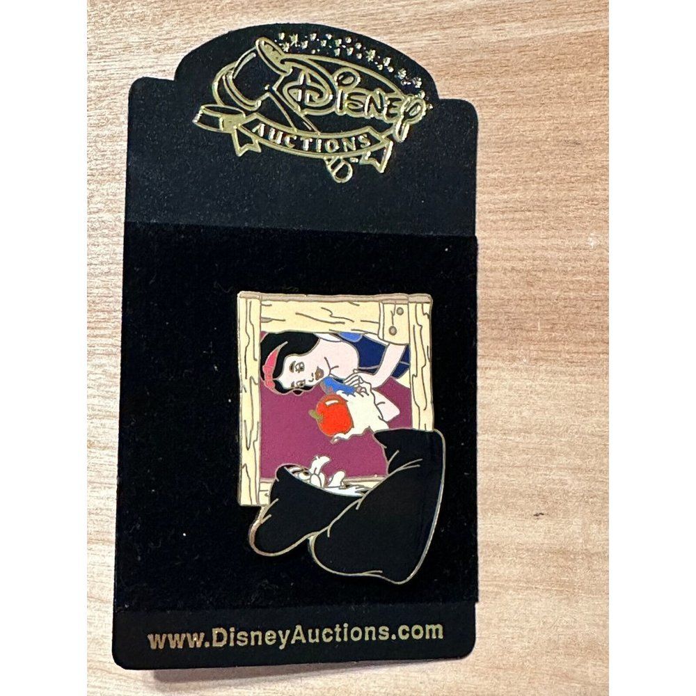 Snow White Hag Apple Disney Auctions Pin Trading Button Walt Disney Limited Edit